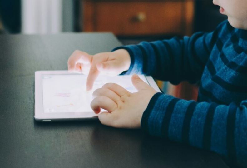 Pertama di Dunia, New York Sahkan UU Lindungi Anak dari Chatbot AI dan Peretas